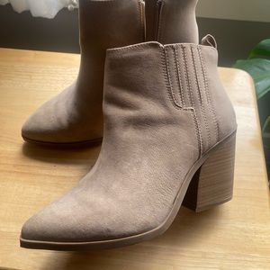 Torrid 8WW tan western ankle booties - only worn once!